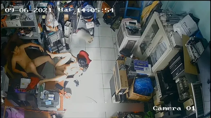 Vợ yêu chồng xxx nhau trong của hàng máy tính