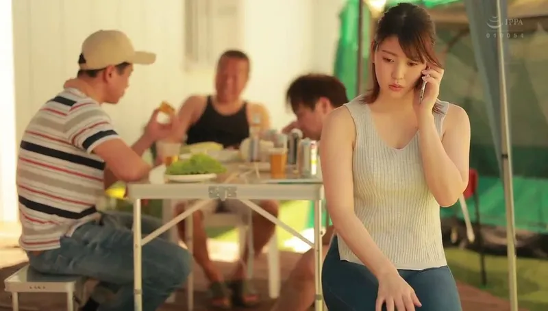 Chồng khờ để người vợ tham gia sự kiện cắm trại với mấy gã nhà kề bên và cái kết
