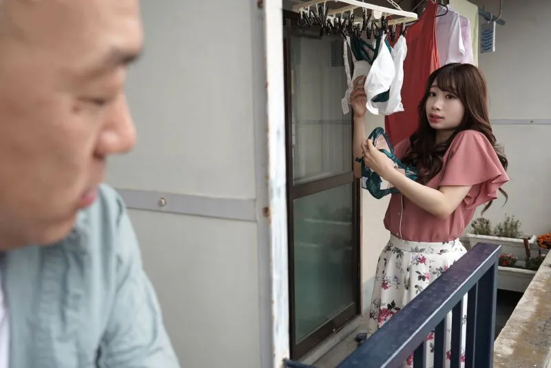 Gã nhà đối diện chuyên soi mói và cặp bà xã anh xã thường xuyên rên la quá to