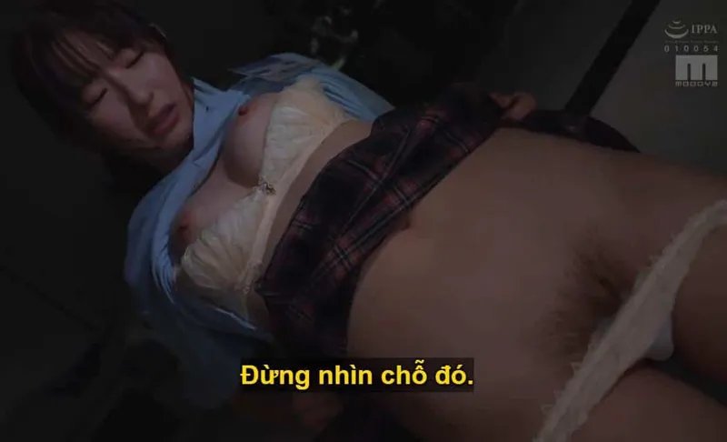 Sếp lớn lập mưu "xơi tái" cô em dưới quyền kiêu kỳ lười nhác, suốt ngày cắm mặt chat chit với người yêu.